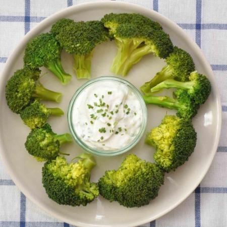 Broccoli met verse kruiden dip