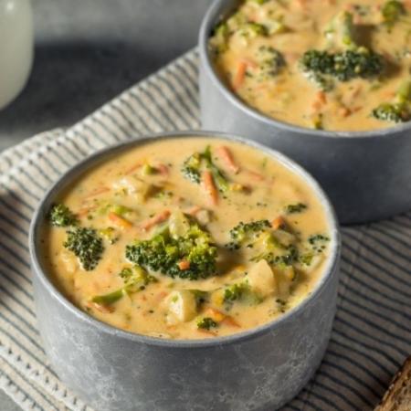 Broccoli cheddar soep met hamreepjes