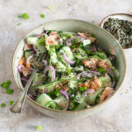 Komkommer salade met warm gerookte zalm