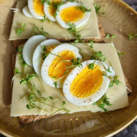 Koolhydraatarme crackers met kaas ei en roomkaas