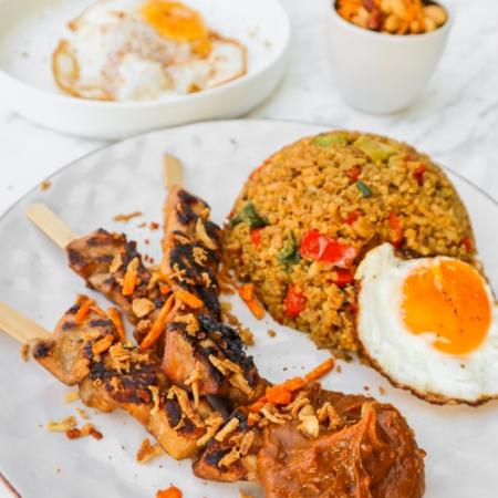 Nasi met kipsate en spiegelei