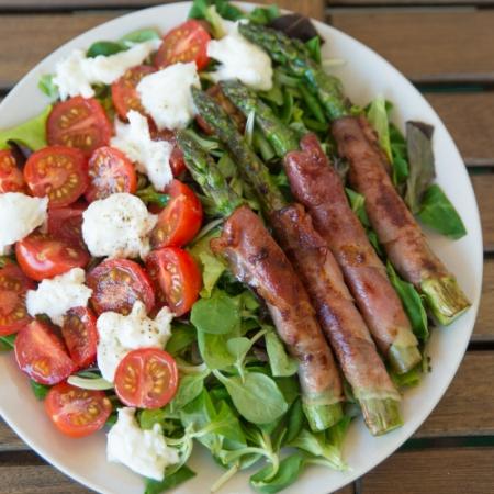 Salade met groene asperges en bacon