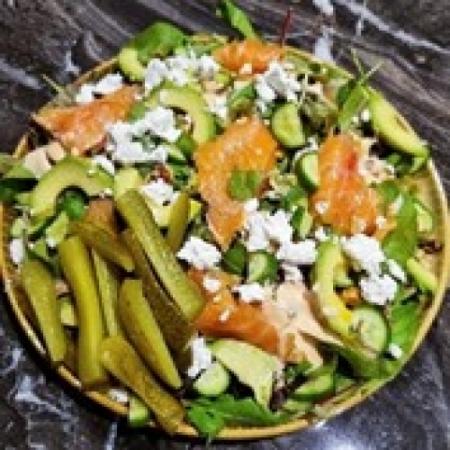 Salade met zalm augurk en geitenkaas
