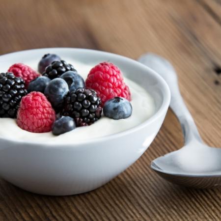 Volle yoghurt met rood fruit en walnoten