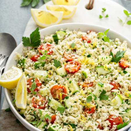 Zomerse rijstsalade met pesto